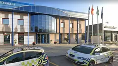 Coches de la Polic&iacute;a Local frente a una comisar&iacute;a en Marbella