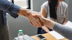 Imagen de dos personas estrechando la mano tras un acuerdo