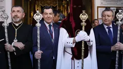 Juanma Moreno, durante su visita a la hermandad del Cerro del &Aacute;guila