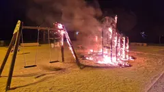 El incendio en la Laguna de Torrox calcina un tobog&aacute;n y da&ntilde;a un columpio en Jerez