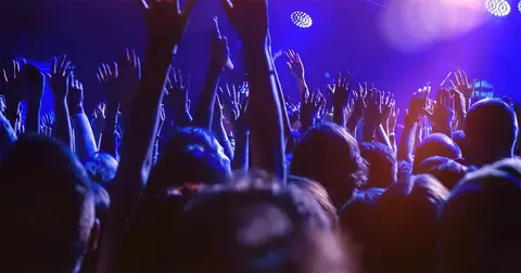 Personas de fiesta en una discoteca