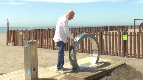 La nueva ducha para perros en la playa 'El Mortero', en V&eacute;lez-M&aacute;laga.