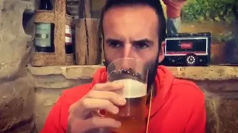 &Aacute;lvaro Ojeda simula beber cerveza Cruzcampo