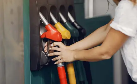 Manguera de gasolina en una gasolinera - Freepik