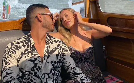 Alex Speitzer y Ester Exp&oacute;sito