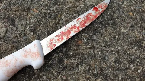 Cuchillo de cocina con sangre | Imagen de Archivo