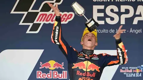 Pedro Acosta celebra su victoria en Jerez