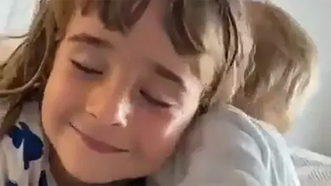 Besos entre Olivia y Anna, las ni&ntilde;as raptadas por su padre en Tenerife