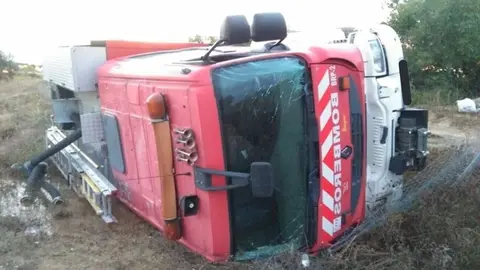 Cami&oacute;n de bomberos volcado en la provincia de Sevilla
