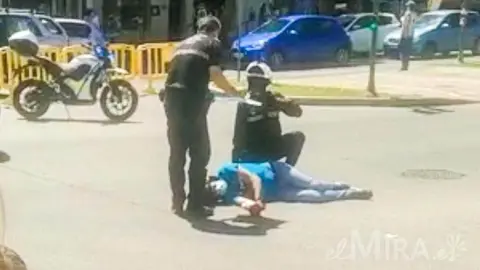 Herido en un accidente en Plaza Madre de Dios de Jerez