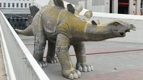 Aparece un hombre muerto dentro de una estatua de un dinosaurio
