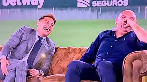 Joaqu&iacute;n y el Comandante Lara protagonizan una ronda de chistes en el Benito Villamar&iacute;n