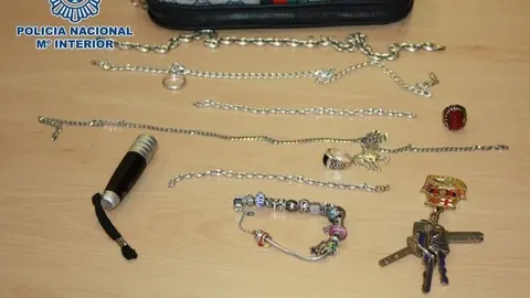 Pertenencias de la v&iacute;ctima recuperadas por la Polic&iacute;a Nacional