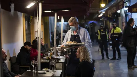 Bares con mascarillas durante la pandemia | Archivo