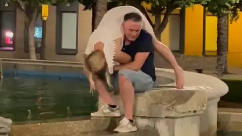 Turistas en la fuente de la Plaza del Arenal - Jerez de la Frontera