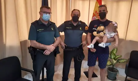 Los agentes de la Guardia Civil que salvaron a la beb&eacute;