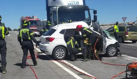 Choque entre un turismo y un cami&oacute;n