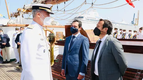 Kichi y Juanma Moreno junto a Felipe VI en la llegada a C&aacute;diz del Buque Escuela &ldquo;Juan Sebasti&aacute;n de Elcano&rdquo; tras finalizar su und&eacute;cima vuelta al mundo