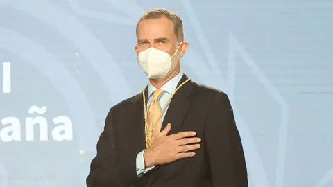 Rey Felipe VI recibe la Medalla de Oro de Andaluc&iacute;a de manos de Juanma Moreno 