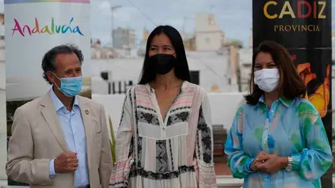 La delegada de Turismo, Mar&iacute;a Jes&uacute;s Herencia, el diputado provincia, Jos&eacute; Mar&iacute;a Rom&aacute;n y la experta en yoga Xuan Lan