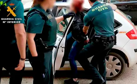 Una mujer detenida por la Guardia Civil | Archivo