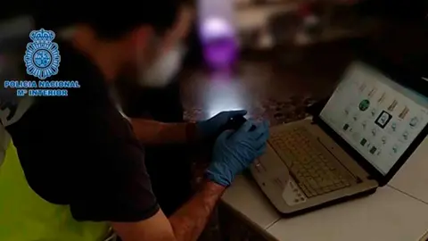 Polic&iacute;a Nacional registra el port&aacute;til del pederasta detenido