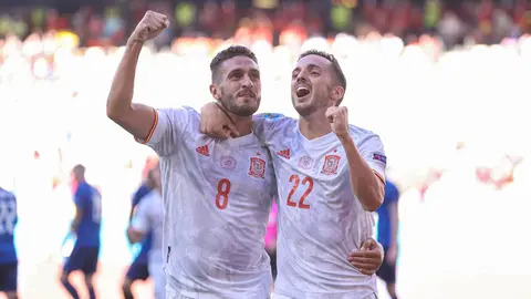 Sarabia celebra su gol junto a Koke con la Selecci&oacute;n Espa&ntilde;ola de F&uacute;tbol ante Eslovaquia