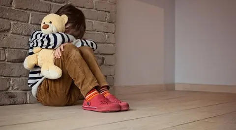 Un ni&ntilde;o de 4 a&ntilde;os ha sufrido cortes en los genitales como castigo