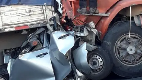 Un muerto tras un brutal choque entre un coche y dos camiones