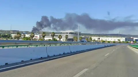 En llamas planta de reciclaje en El Camino de El Portal en El Puerto - Noelia Herrera