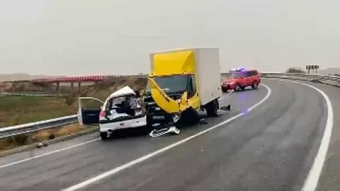 Choque entre un coche y un cami&oacute;n