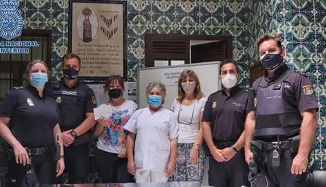 Polic&iacute;as de C&aacute;diz entregan donativo ben&eacute;fico