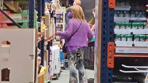 La alcaldesa de Jerez Mamen S&aacute;nchez pillada en Cash Hermanos Romeral comprando a las 12 horas del mediod&iacute;a