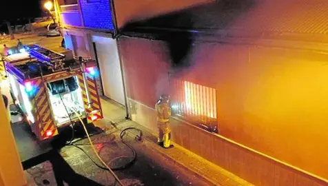 Fuego en el interior de una casa