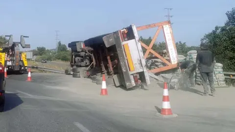 Accidente de cami&oacute;n de cemento en salida Autov&iacute;a Jerez Norte | El MIRA