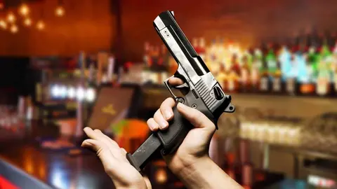 Apunta a la frente del camarero con una pistola para pedir una copa en Almer&iacute;a