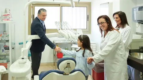 Antonio Sanz visitando un centro de salud