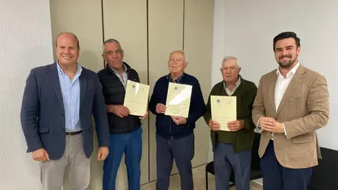 Agricultores roteños con las escrituras de sus tierras