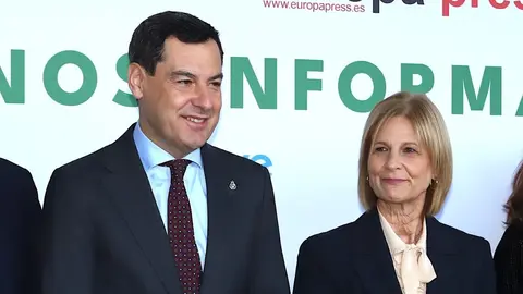 Juanma Moreno y Mar&iacute;a Jos&eacute; Garc&iacute;a-Pelayo