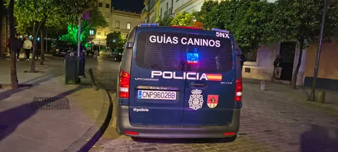 Veh&iacute;culo de Gu&iacute;as Caninos de detecci&oacute;n de la Polic&iacute;a Nacional estacionado junto a la Plaza Arenal de Jerez | &Aacute;lvaro Richarte