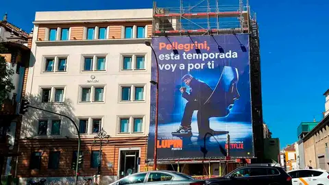 Lona publicitaria de la serie de 'Netflix' en Sevilla