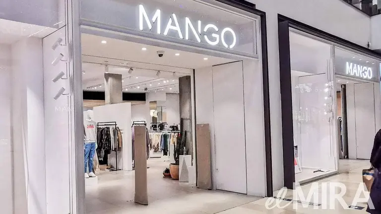 La chaqueta americana perfecta para los atardeceres y anocheceres de junio y julio es de Mango