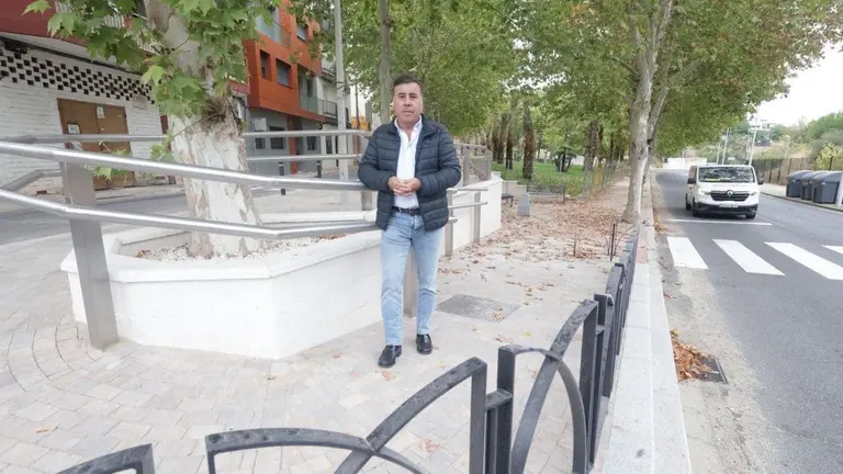 El delegado de Infraestructuras, Miguel Ruiz Madruga, en la zona verde de Madres Escolapias