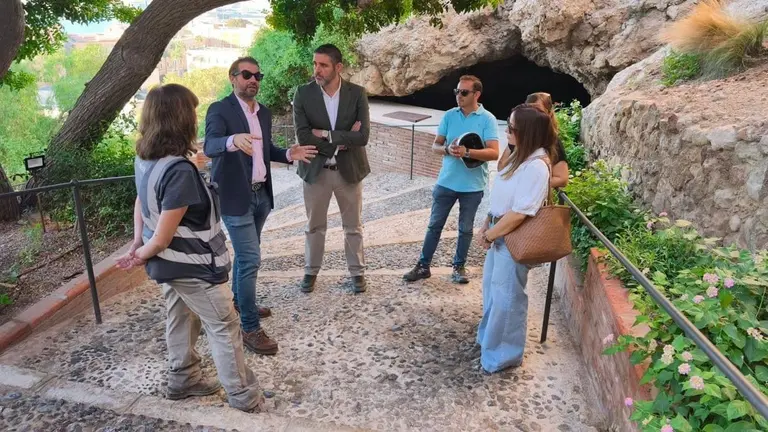 El delegado territorial de Cultura, Turismo y Deporte, Juan José Alonso, durante su visita a las obras de restauración de la Torre de la Justicia y las murallas del cerro de San Cristóbal, en Almería