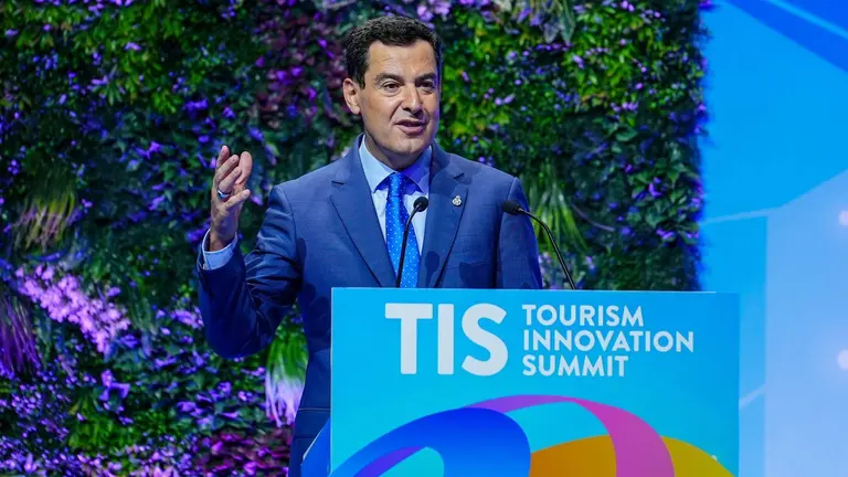 Juanma Moreno en la clausura del TIS