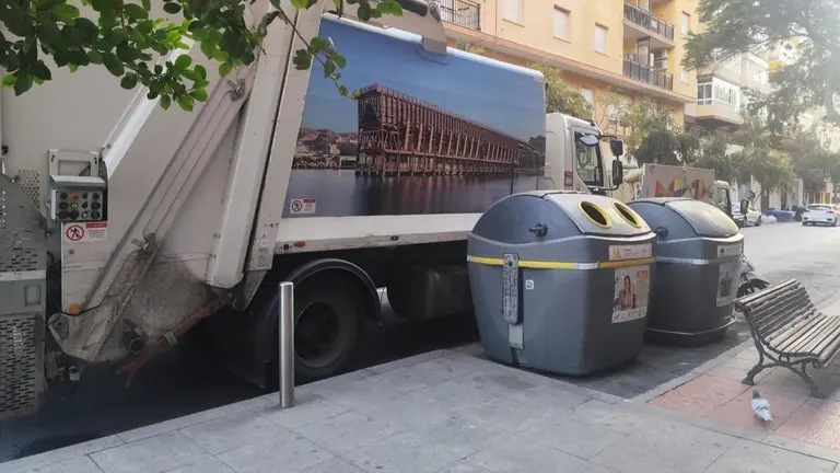 Un camión de recogida de residuos junto a unos contenedores en Almería