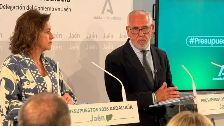 La consejera Catalina García, junto al delegado provincial de la Junta en Jaén Jesús Estrella