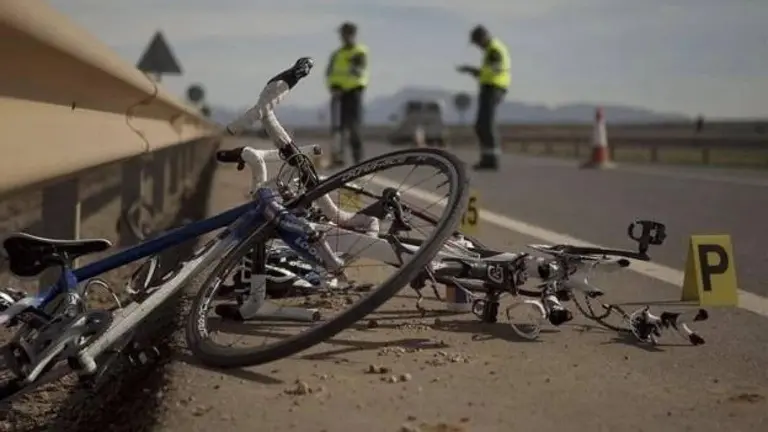 Bicicleta volcada sobre la carretera