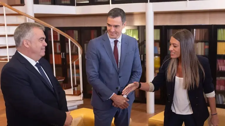 Pedro Sánchez, en una imagen de archivo junto a Miriam Nogueras y Santos Cerdán