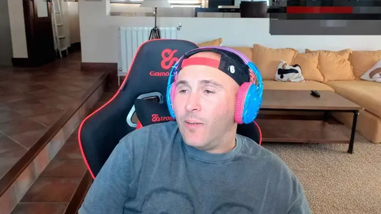 Kiko Rivera stremeando en su casa